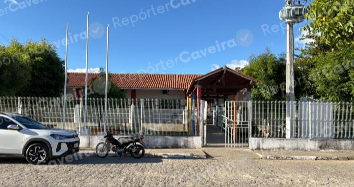 Em Lastro: Após denúncias de supostos assédios e protestos, escola suspende aulas após ameaças e pede reforço na segurança, ousa o áudio 