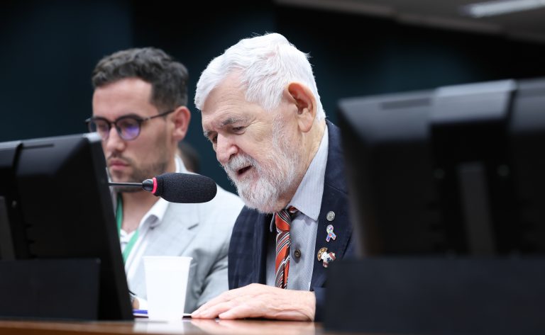Preocupação com vício em jogos entre idosos impulsiona pedido de regulação da publicidade de plataformas de apostas