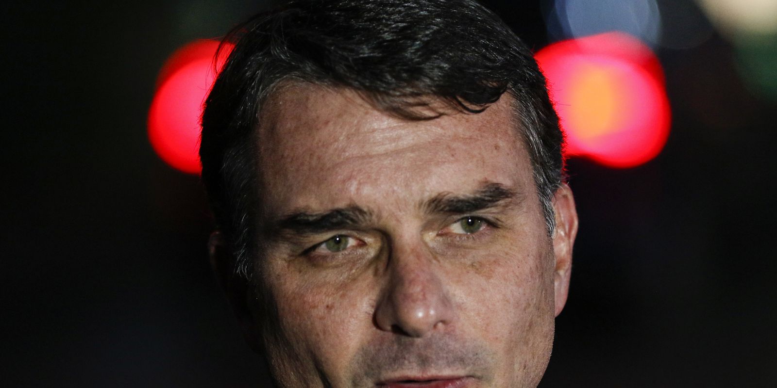 Flávio Bolsonaro admite cobrança a banqueiro, mas nega ilegalidade