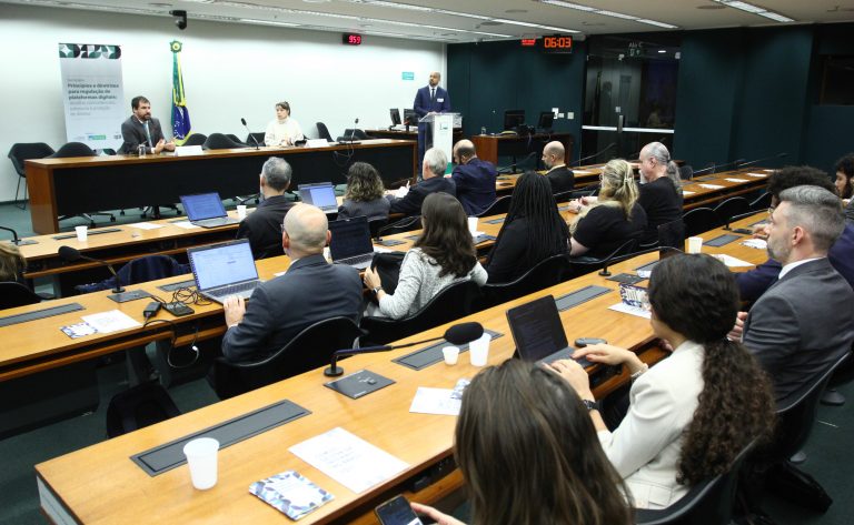 O governo defende uma regulamentação precisa para plataformas digitais em debate na Câmara