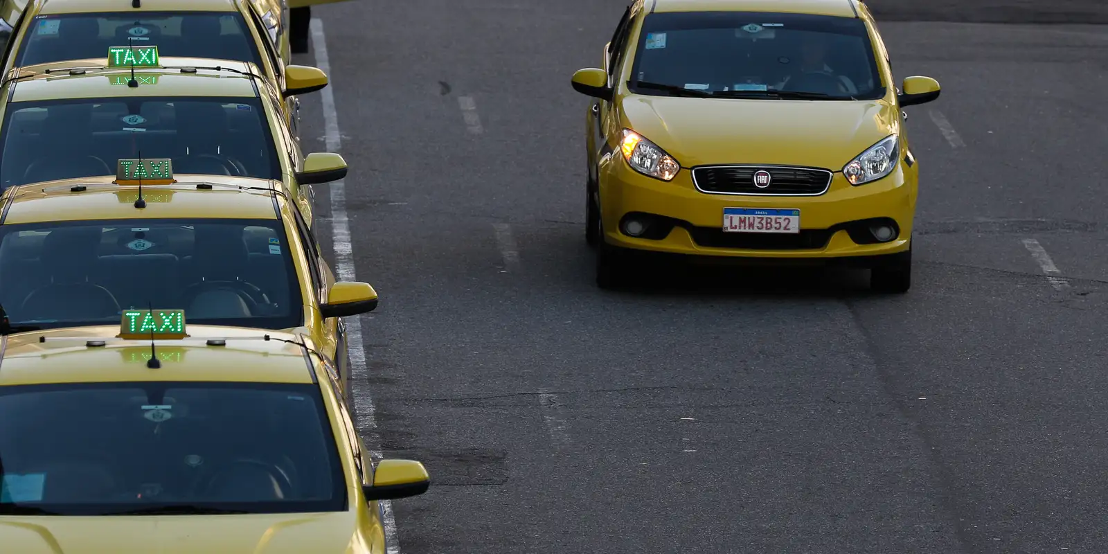 Governo libera R$ 30 bilhões em crédito para taxistas e motoristas de aplicativo
