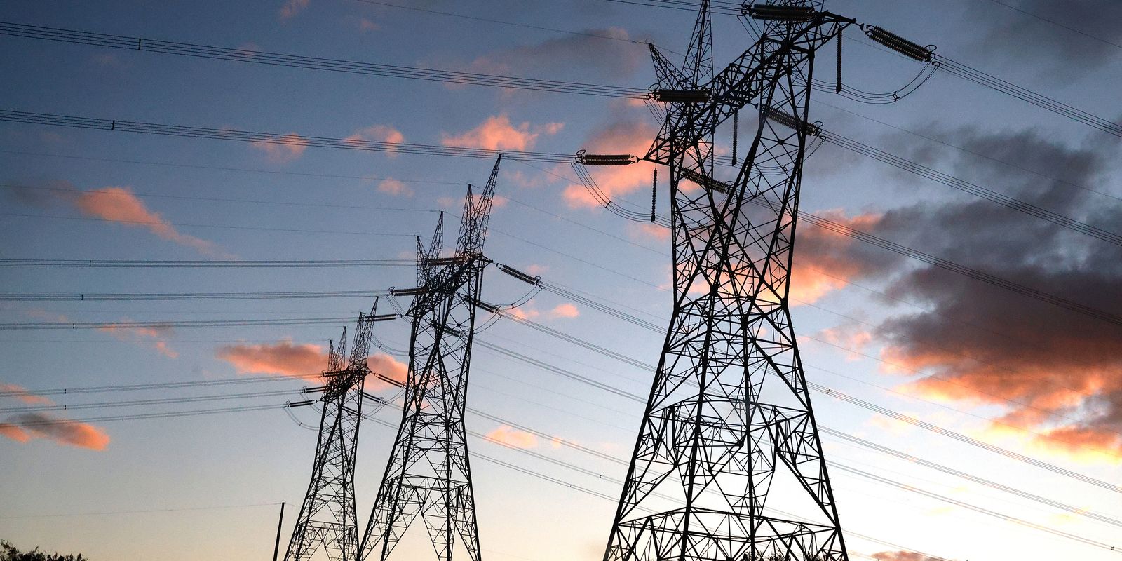 Governo federal formaliza renovação de contratos com distribuidoras de energia em 13 estados