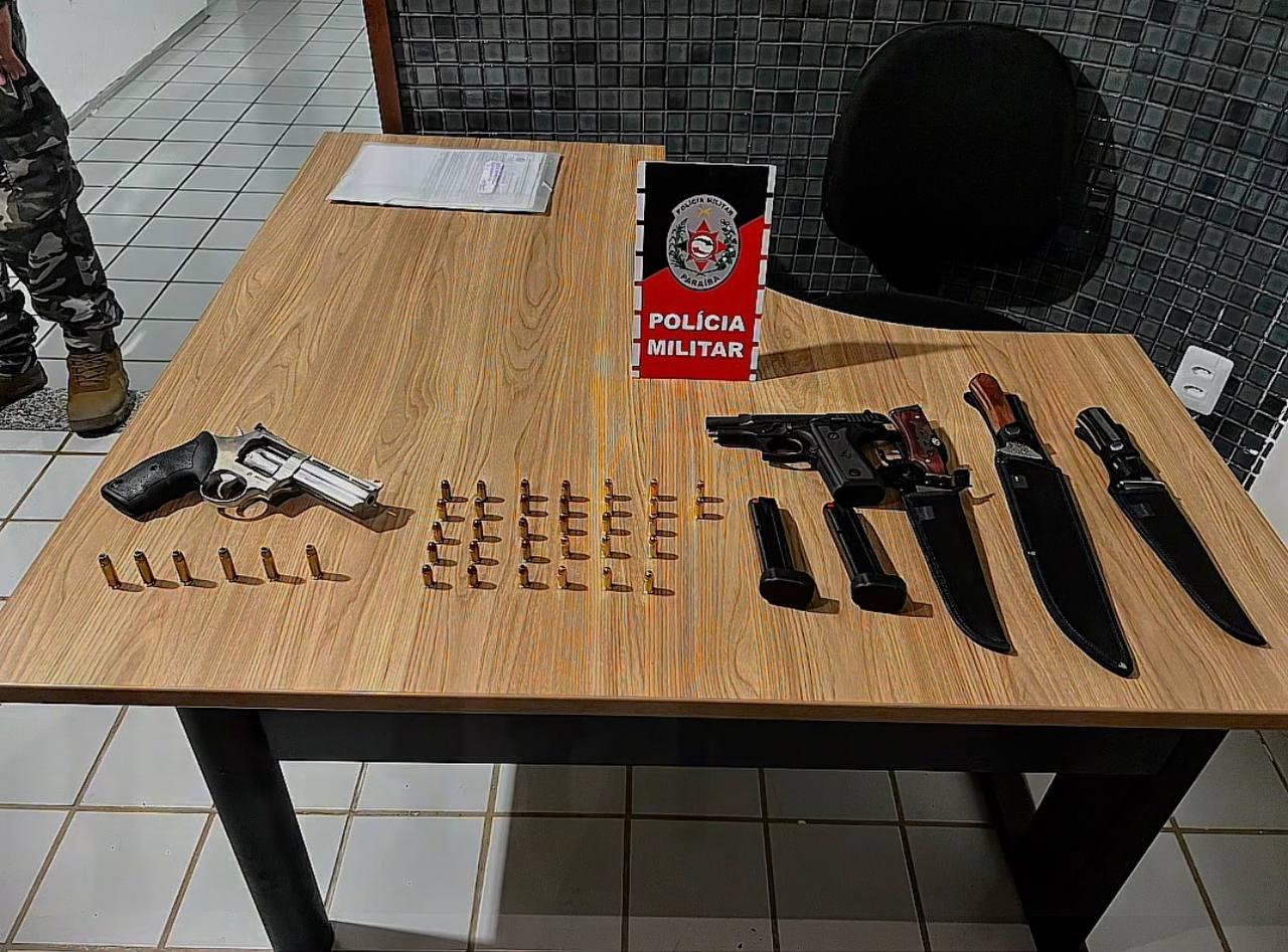 Homem embriagado é preso com pistola, revólver e facas após causar perturbação do sossego em Sousa