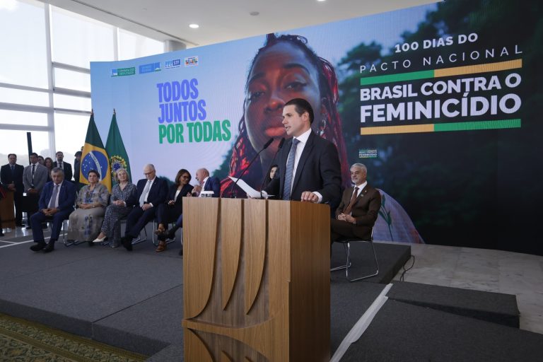 Câmara dos Deputados aprova 73 propostas para combater o feminicídio, ressalta Hugo Motta