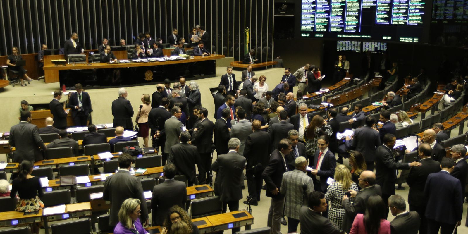 Congresso derruba veto e abre caminho para municípios endividados acessarem verbas da União