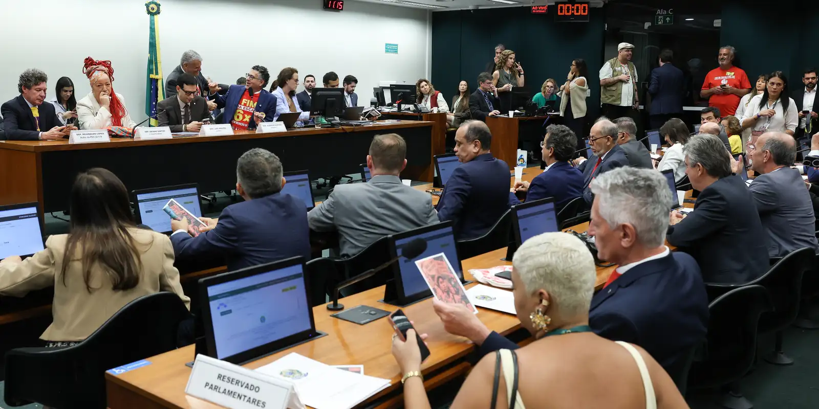 Oposição expressa ressalvas à PEC do fim da escala 6x1 na Comissão da Câmara