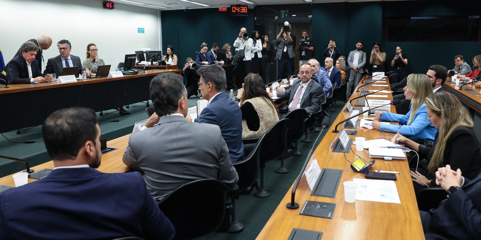Pedido de vista adia votação da PEC que busca restringir escala 6x1