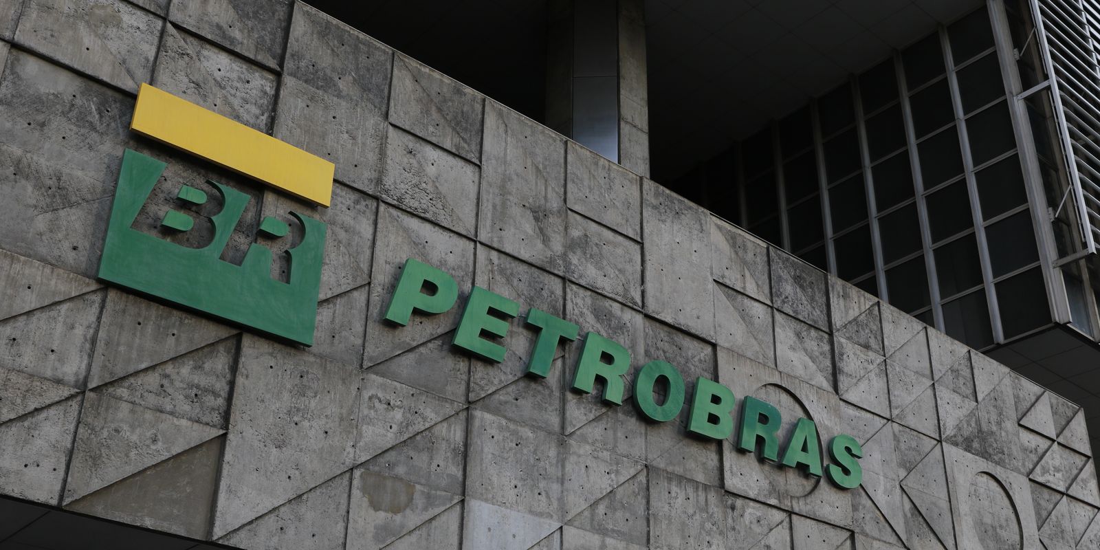 Petrobras anuncia redução no preço do diesel para distribuidoras a partir de segunda-feira