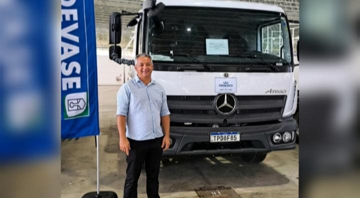 Prefeito Geroncio Júnior comemora chegada de caminhão-pipa para reforçar abastecimento de água em São Francisco