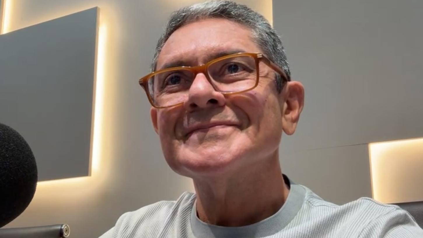 Prefeito Rinaldo Cipriano anuncia saúde noturna permanente e ampliação dos serviços aos finais de semana em Joca Claudino, durante entrevista 