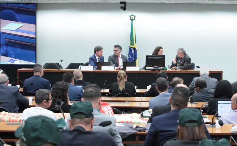Centrais sindicais demandam fim da escala 6x1 sem período de transição