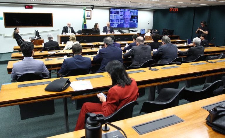 Setor empresarial solicita menor carga trabalhista e contesta o fim da escala 6x1