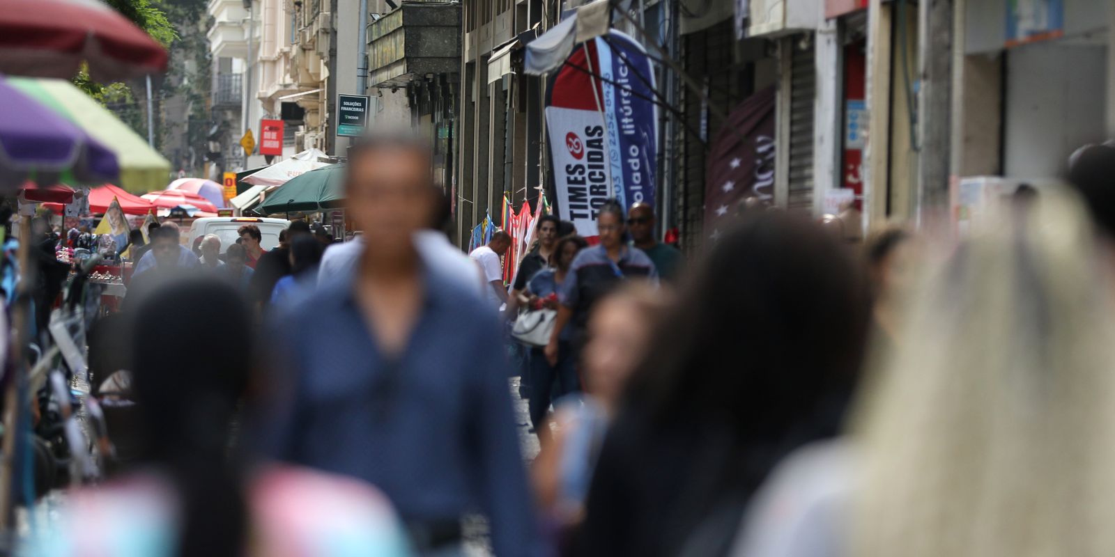 Desocupação entre pessoas pretas é 55% superior à de brancos, aponta IBGE