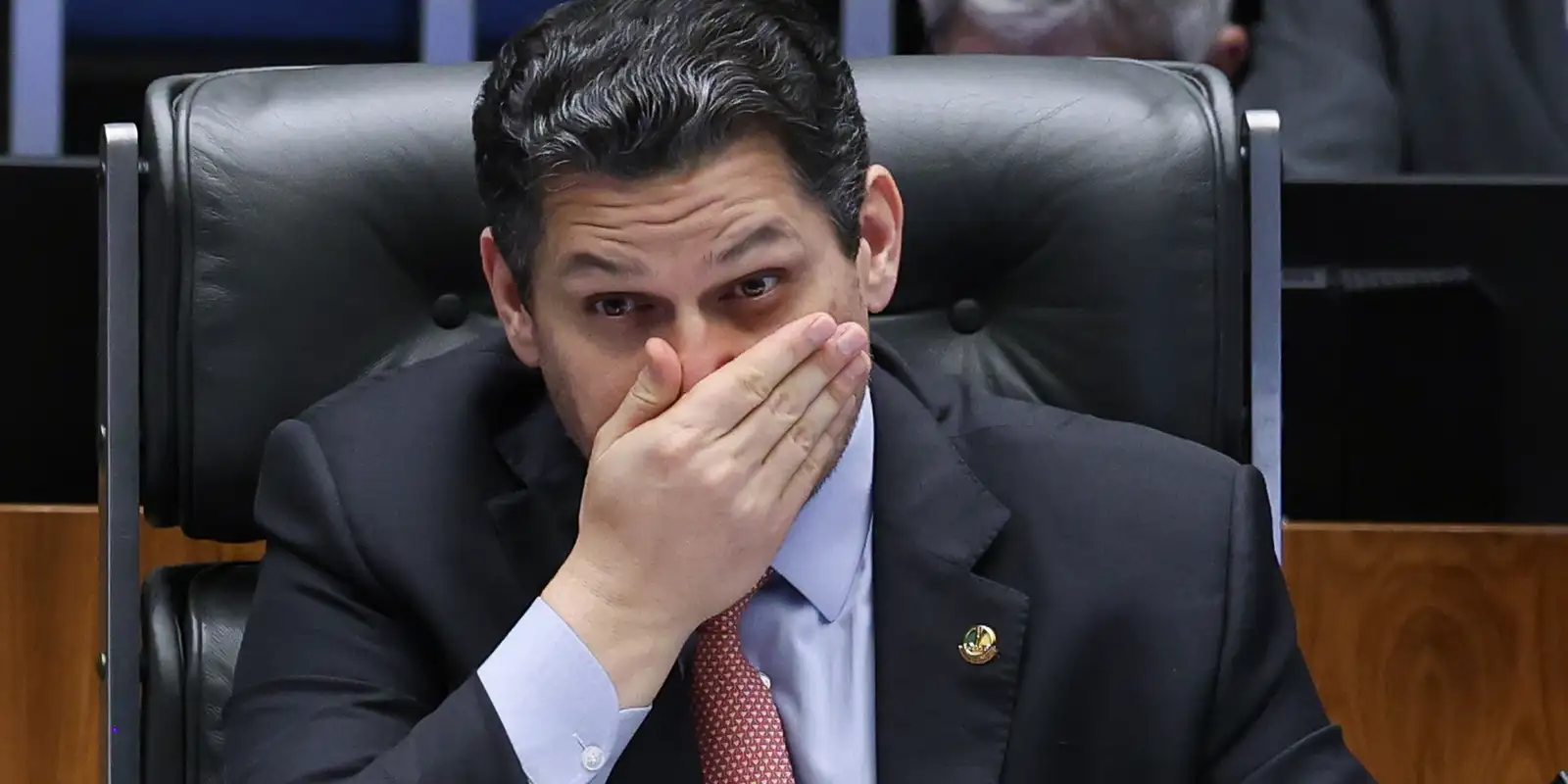 Davi Alcolumbre mantém silêncio sobre a PEC 221/2019, enquanto oposição defende a escala 6x1