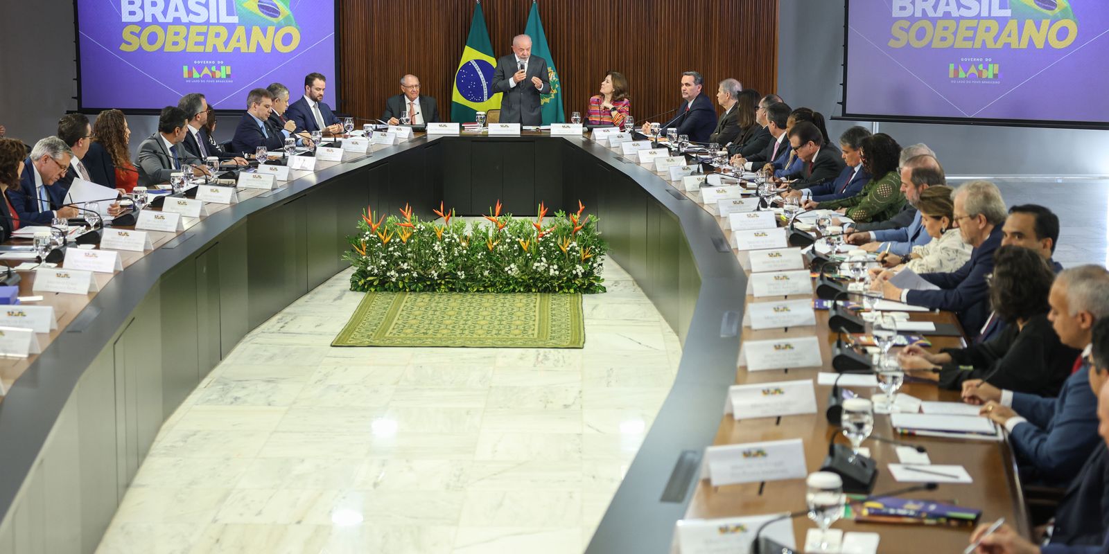 Brasil intensifica busca por novos parceiros comerciais após taxação dos Estados Unidos