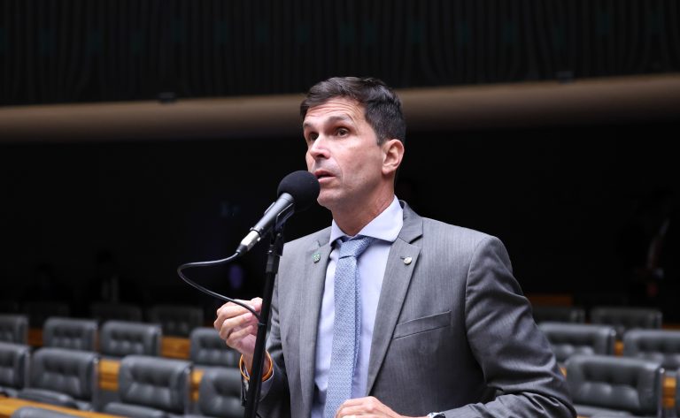 Câmara aprova regras nacionais de segurança para escolas de natação infantil