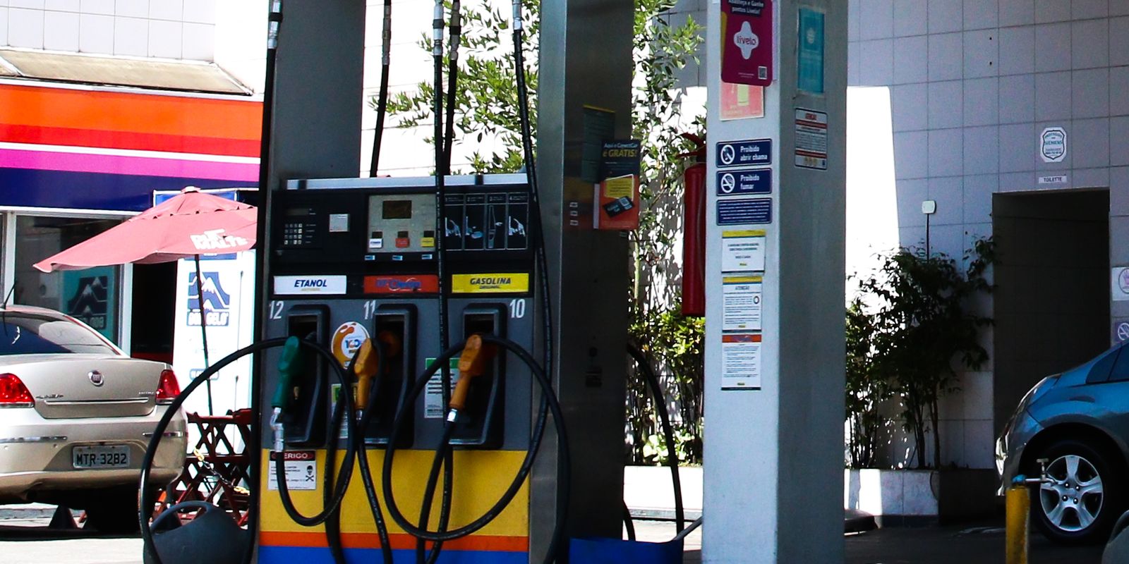 Preço da gasolina recua em maio impulsionado por concorrência do etanol e subvenção governamental