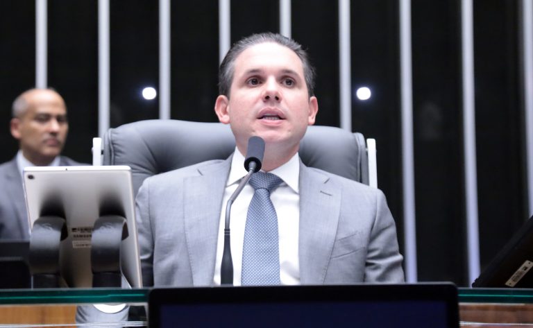 Presidente da Câmara condiciona votação sobre combustíveis à retirada de urgência de projeto da jornada de trabalho