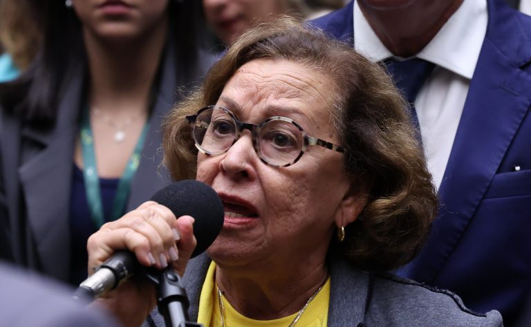 Nova lei destina minuto na Voz do Brasil para divulgar canais de proteção a mulheres