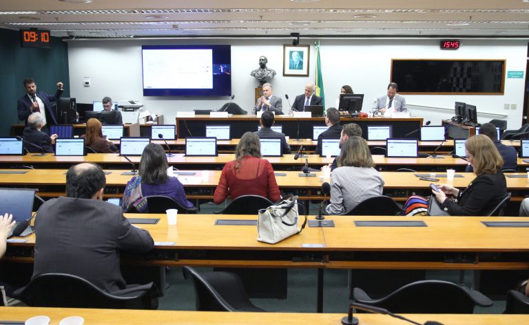 Pirataria eleva informalidade e custos para a indústria, alertam especialistas em debate na Câmara