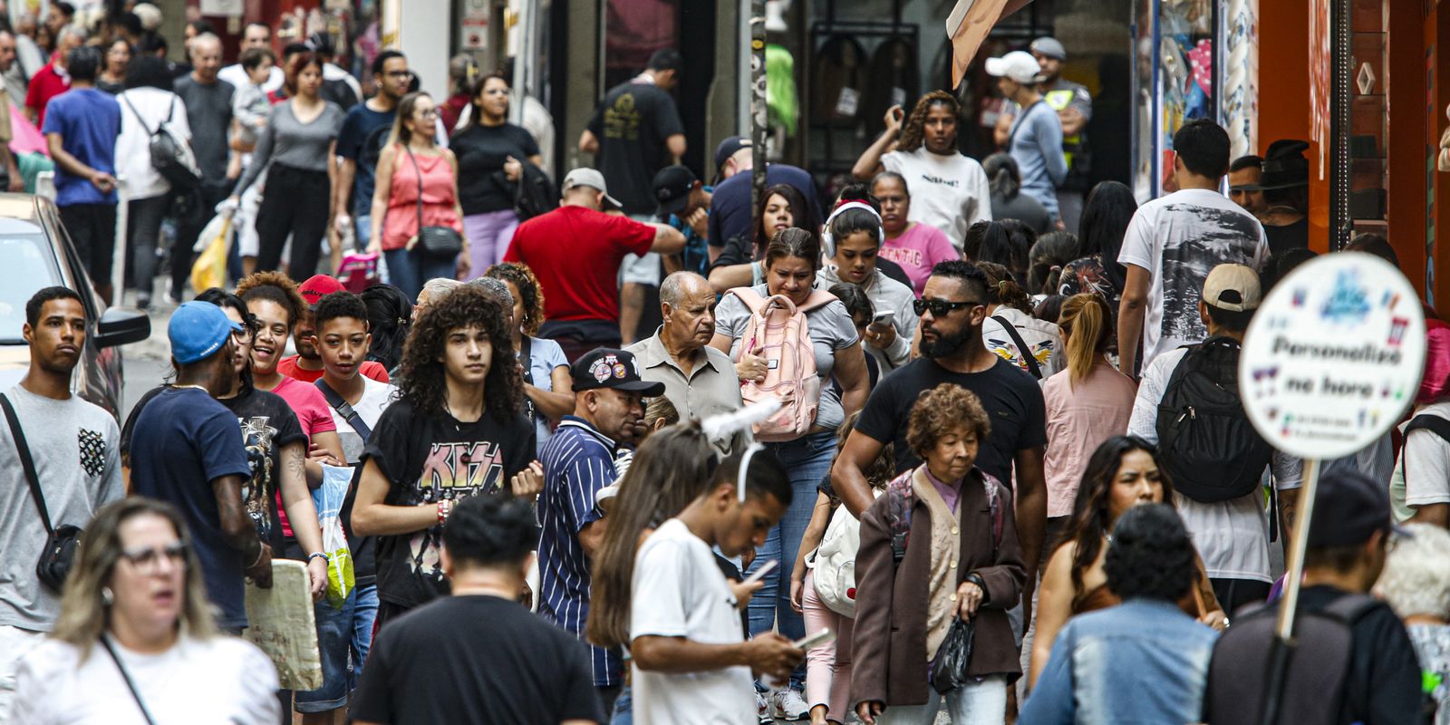 Salários impulsionam redução da pobreza em 22 regiões metropolitanas do Brasil