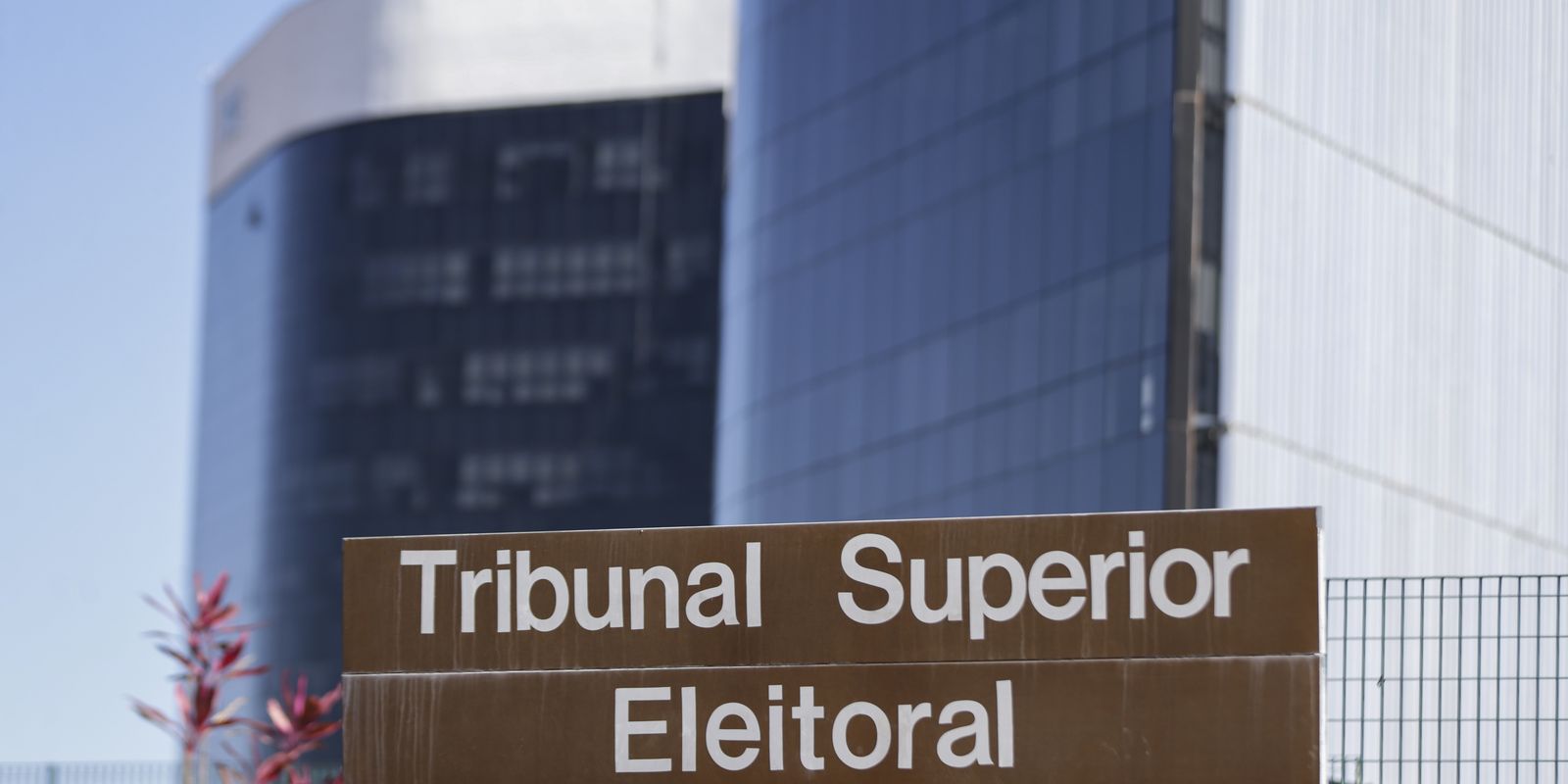 TSE analisa hoje liminar que suspendeu pesquisa desfavorável a Flávio Bolsonaro