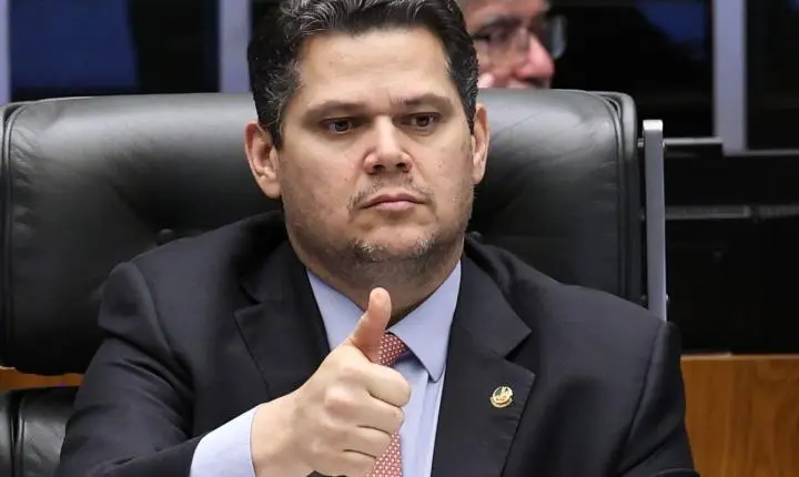 Alcolumbre defende debate aprofundado para PEC da 6x1 e sugere aprimoramentos