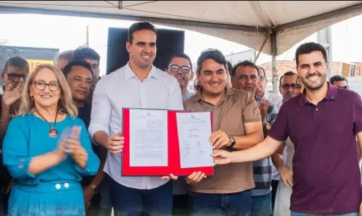 Ao lado do prefeito Luquinha do Brasil, Lucas Ribeiro assina convênios da Praça Central e Base do SAMU em Marizópolis, nesta quarta-feira (13)