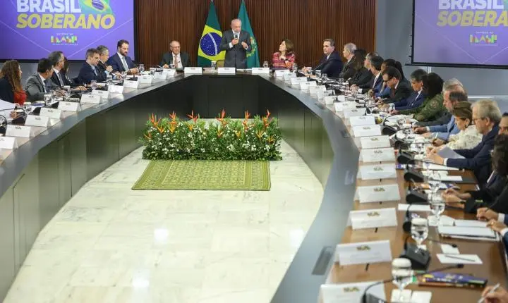 Brasil intensifica busca por novos parceiros comerciais após taxação dos Estados Unidos
