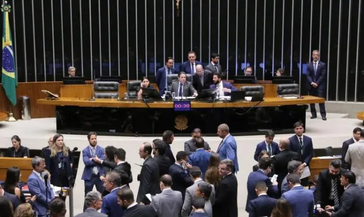 Câmara dos Deputados aprova aumento de penalidades para fraude em combustíveis