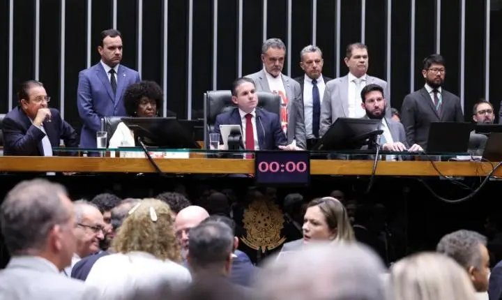 Câmara dos Deputados pode deliberar sobre propostas legislativas que abordam impactos econômicos, feminicídio e imunidade tributária