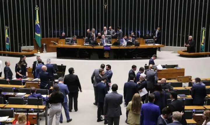 Câmara dos Deputados rejeita alterações do Senado na MP do seguro-defeso