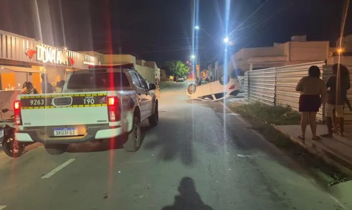 Carro tomba após colisão entre bairro Estreito e Centro de Sousa; motorista apresentava sinais de embriaguez, diz Polícia de Trânsito