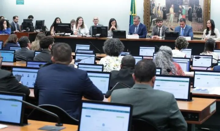CCJ da Câmara adia exame de PEC sobre maioridade penal