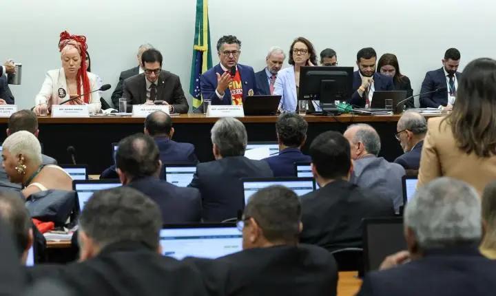 Centrão tenta modificar transição para o fim da escala 6x1 na Câmara