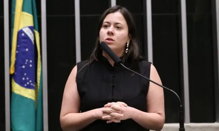 Comissão aprova projeto que pune gestor público por descumprir piso salarial de professores