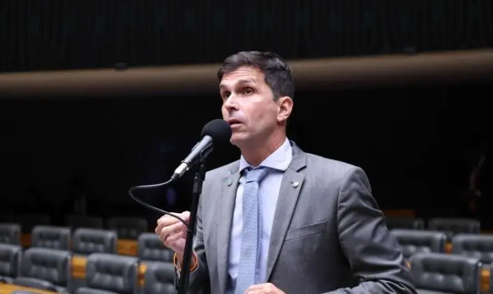 Câmara aprova regras nacionais de segurança para escolas de natação infantil