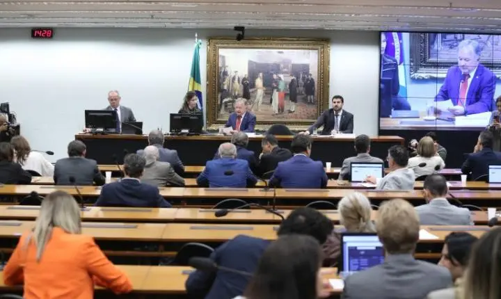 Comissão aprova sete nomes para o TCU; plenário vota nesta terça-feira