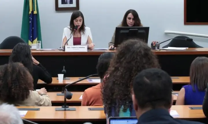Projeto de lei sobre misoginia avança na Câmara dos Deputados com nova versão