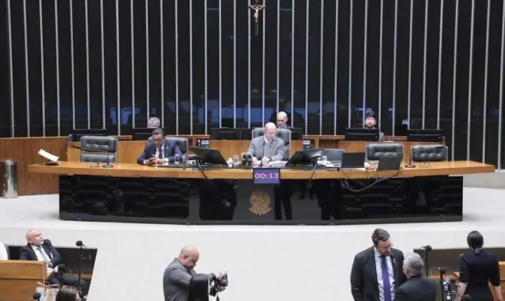 Câmara aprova urgência para 12 projetos de lei; entenda as propostas