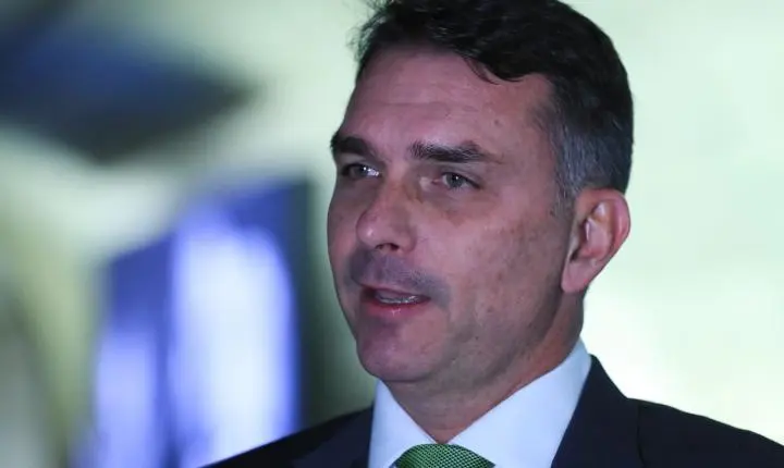 Parlamentares solicitam apuração de vínculo entre banqueiro e Flávio Bolsonaro
