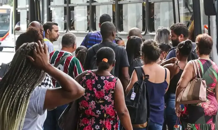 Desemprego de longa duração recua 21,7% e alcança o menor patamar desde o início da série histórica do IBGE