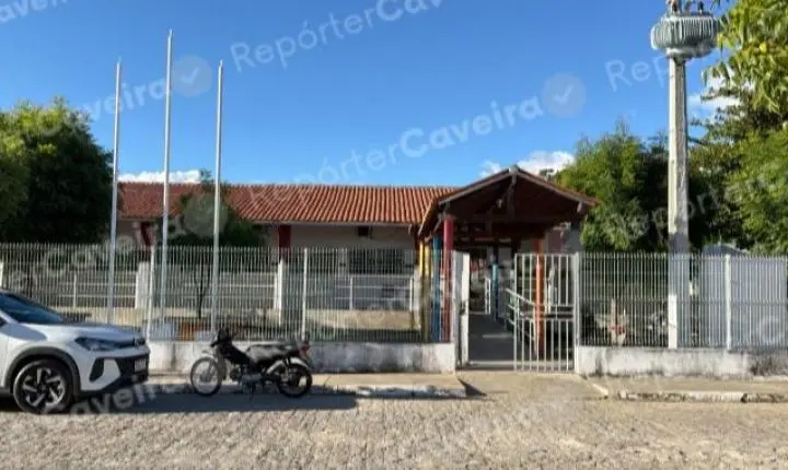 Em Lastro: Após denúncias de supostos assédios e protestos, escola suspende aulas após ameaças e pede reforço na segurança, ousa o áudio 