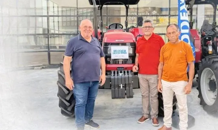 Em parceria com Nabor e Wellington Roberto, ex-prefeito Coloral beneficia Associação com trator em São José da Lagoa Tapada