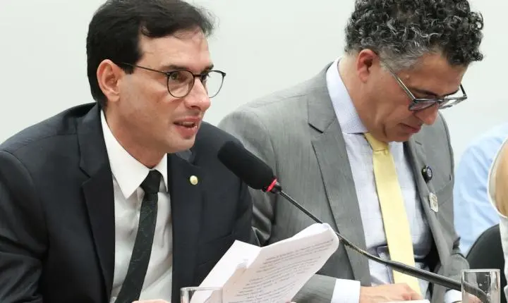 Fim da escala 6x1: relator Léo Prates propõe domingo como dia de descanso semanal e redução da jornada de trabalho