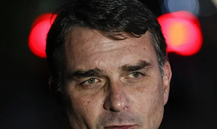 Flávio Bolsonaro admite cobrança a banqueiro, mas nega ilegalidade