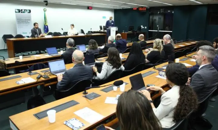 O governo defende uma regulamentação precisa para plataformas digitais em debate na Câmara