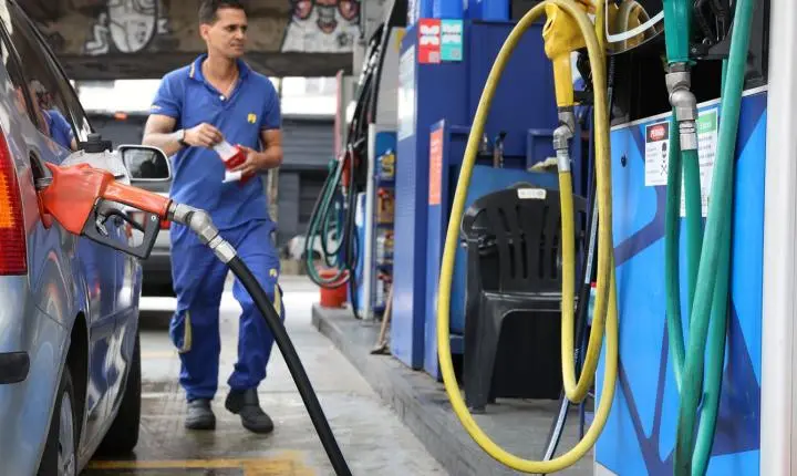 Governo fixa subsídio de R$ 0,44 por litro para gasolina