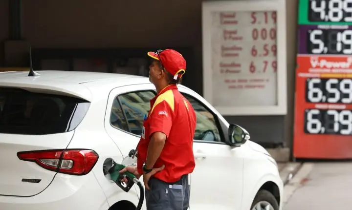 Governo propõe uso de receitas excedentes do petróleo para desonerar combustíveis