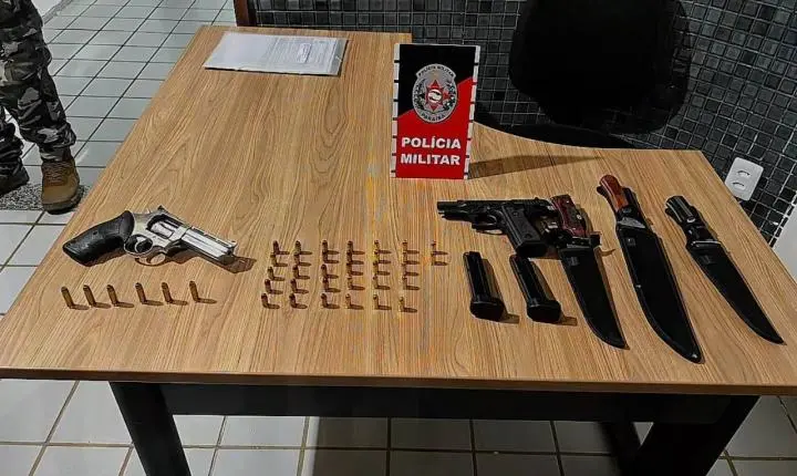 Homem embriagado é preso com pistola, revólver e facas após causar perturbação do sossego em Sousa